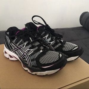 Women’s size 7 ASICS running shoe
